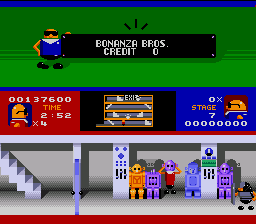 研究所でロボットの頭を被る